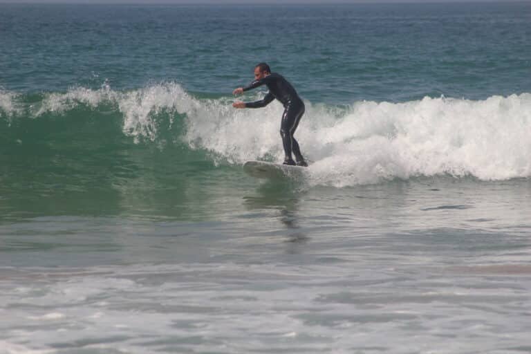 アガディールのモロッコ・サーフ・ドーパミンのビデオでボトムターンを学ぶ中級サーファー