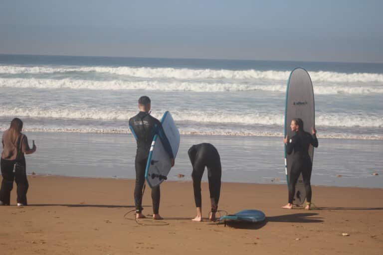 初心者として初めてサーフィンのレッスンを受けた後、写真を撮る友人たち