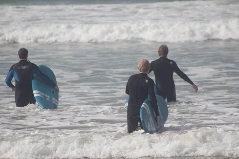 ドーパミン・サーフ・モロッコでサーフィンを学ぶために2日間を予約したサーファー・グループ