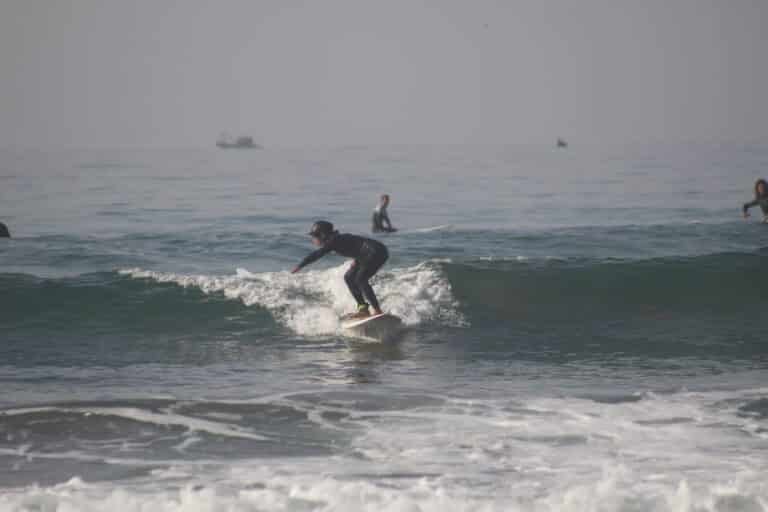 中級の女性サーファーがボトムターンを習得する