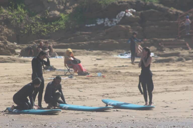 ドーパミン・サーフ・モロッコでレダにサーフィンを習う女性3人組